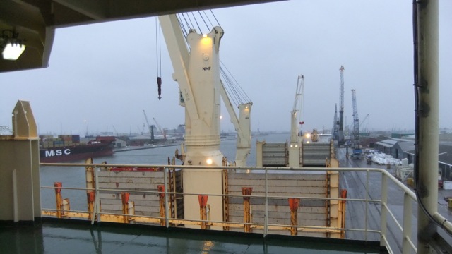 Im Hafen von Antwerpen (gegenüber liegt ein Schiff wie dasjenige das uns in 1993 nach Nordamerika brachte) - In port in Antwerp (moored across is a ship very similar to the one that took us to North America in 1993)