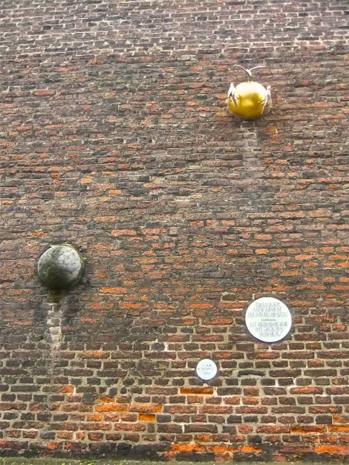 Artwork in the spirit of Francis of Assisi? An installation on the walls of the Franciscan friary in Sint-Truiden.