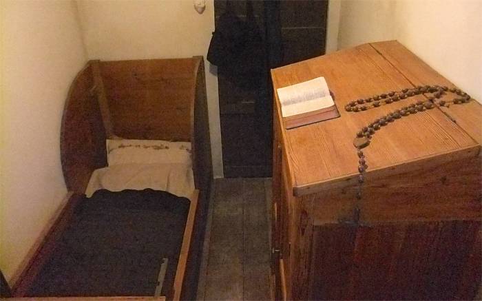 A room for life (and contemplation). Franciscan simplicity.