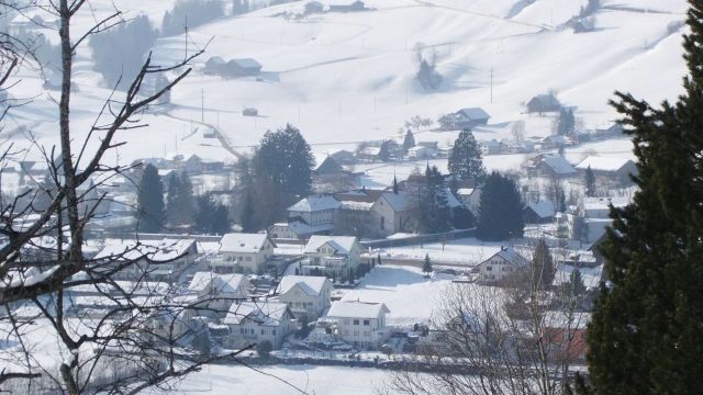 Located on a sunny hill in the middle of a rural town in the Entlebuch valley: "Haus der Gastfreundschaft" - The Hospitality House. - Auf einem sonnigen Hügel, eingebettet ins ländliche Dorf im Entlebuch: Das Haus der Gastfreundschaft.